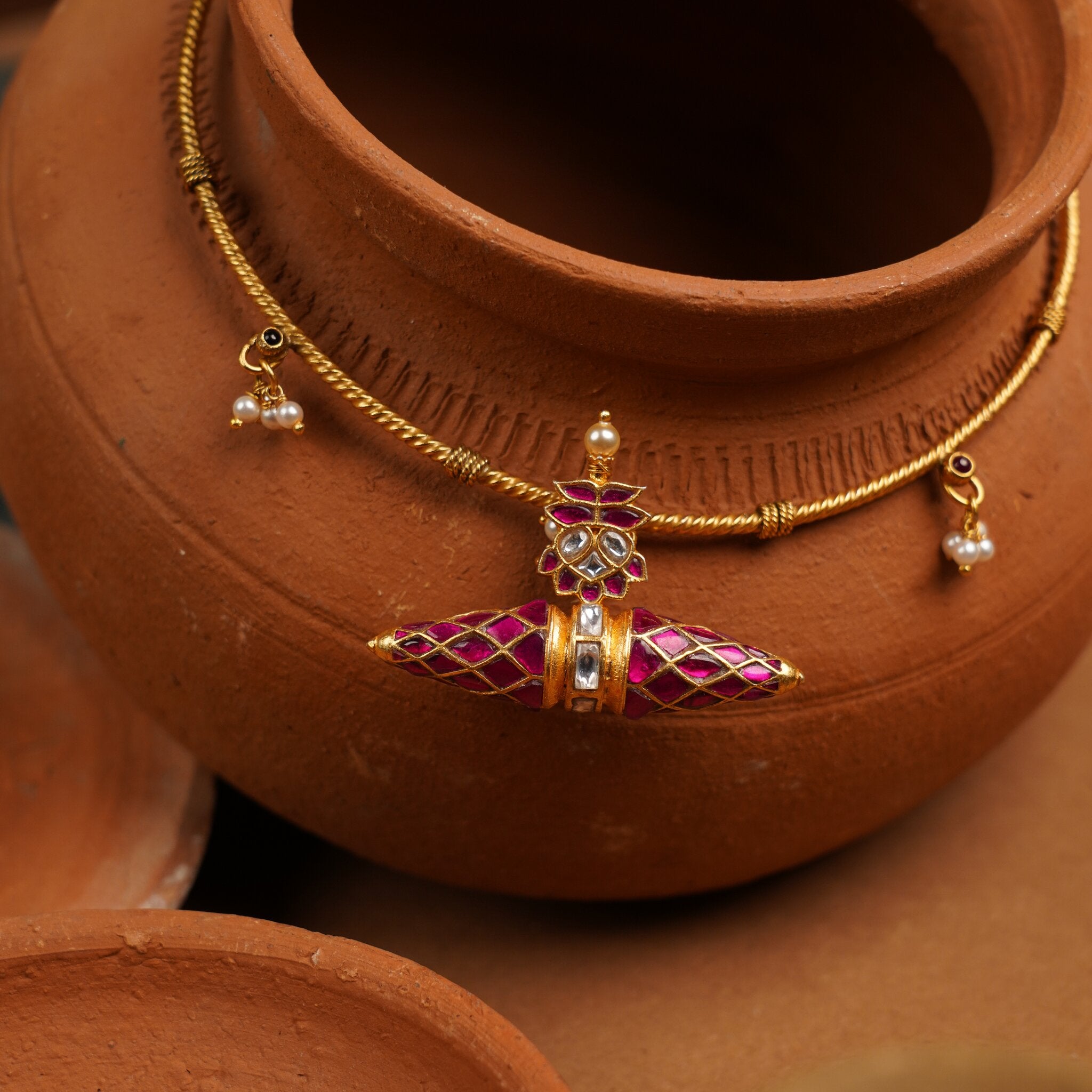 Surahi – 925 silver kundan pendant with 22K gold plating, front view