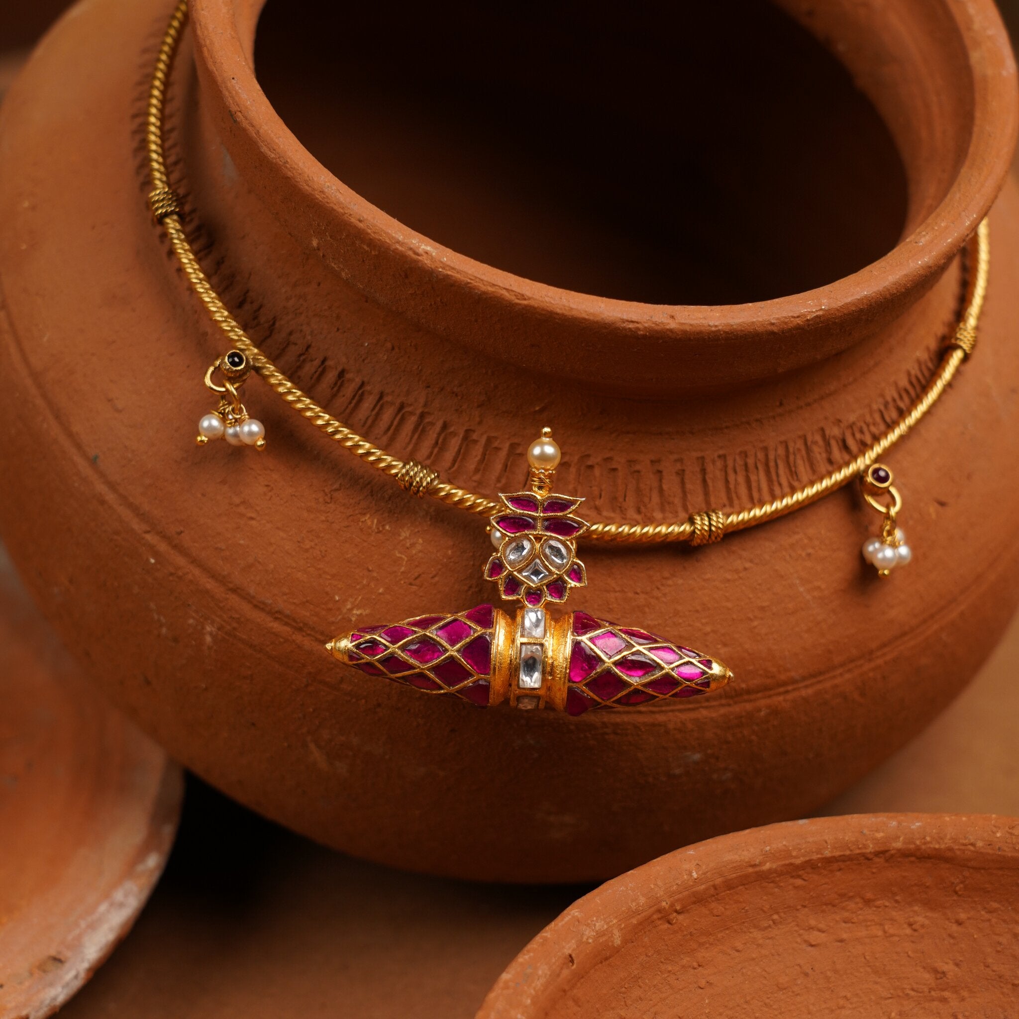 Surahi Choker