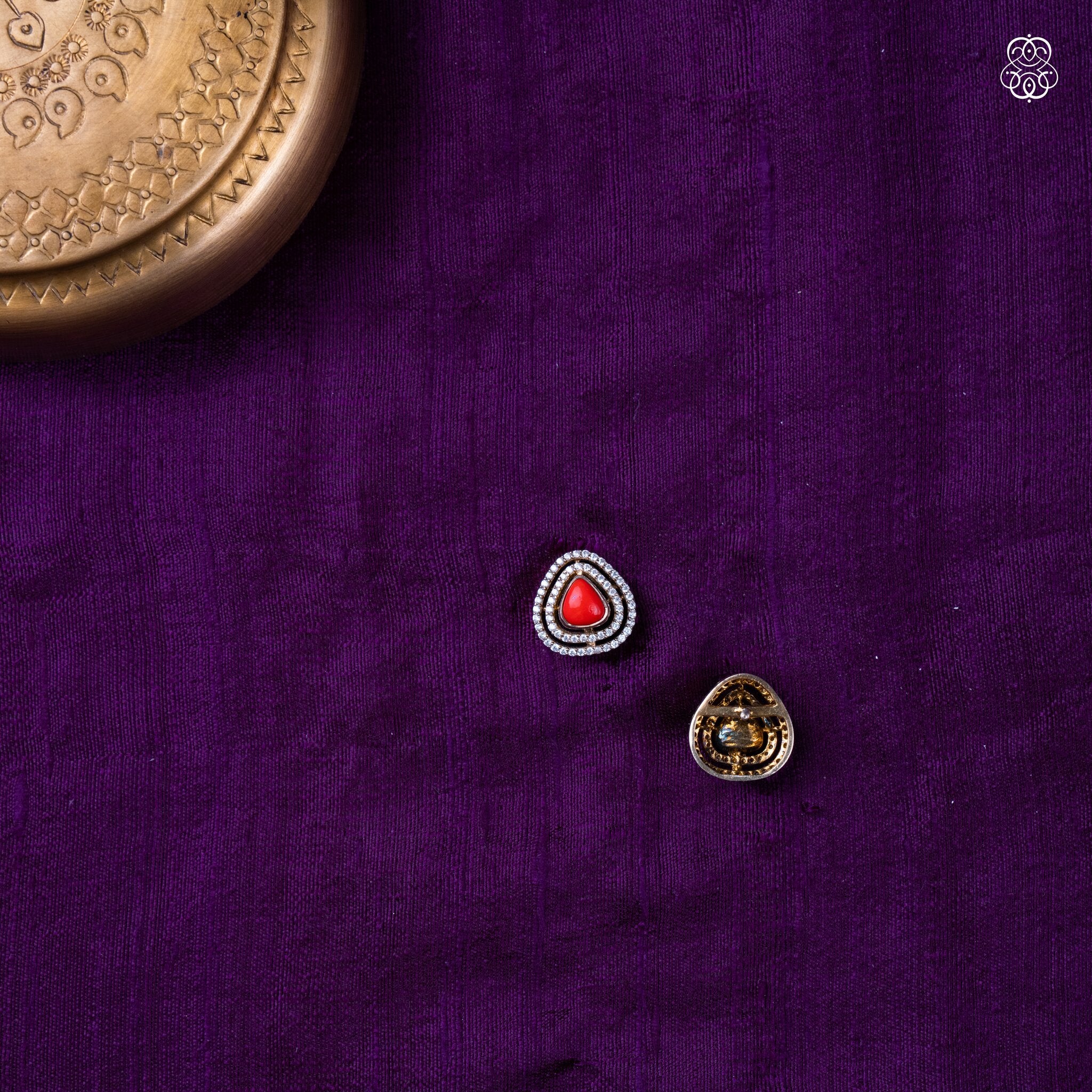 Vidruma Bindu Studs